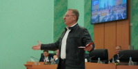 Александр Богомаз поздравил певца и композитора Александра Добронравова с присвоением почётного звания - Стародубский Вестник